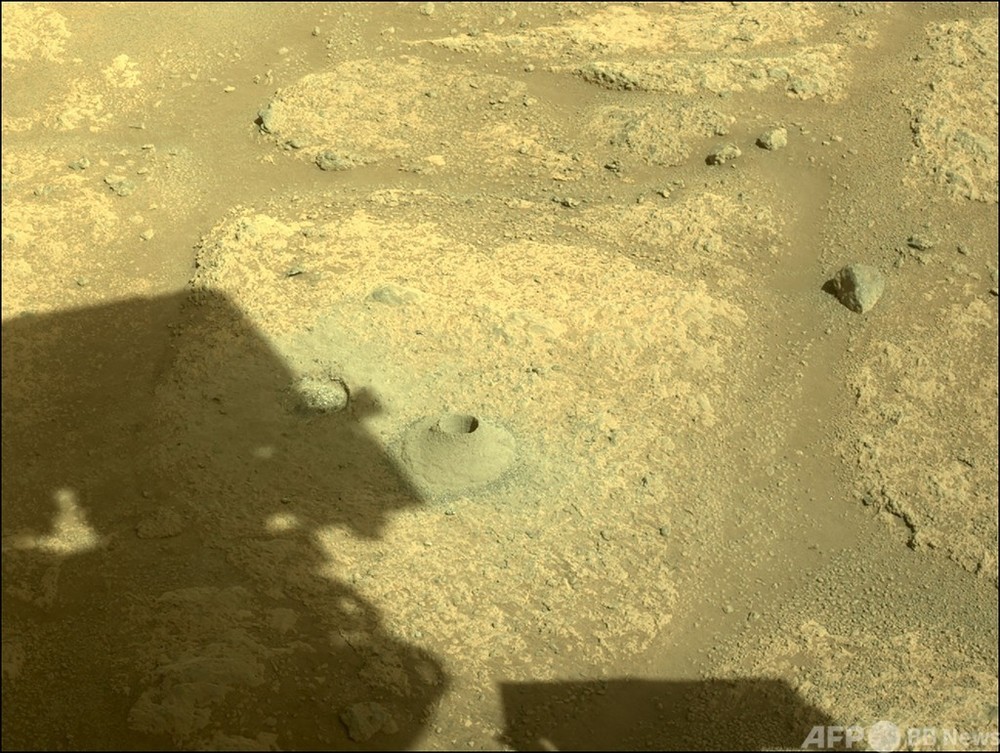 NASA火星探査車、岩石採取を開始 生命の痕跡求め