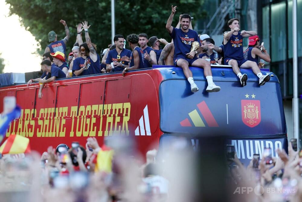 W杯優勝スペイン代表がマドリードで凱旋パレード、200万人が熱狂