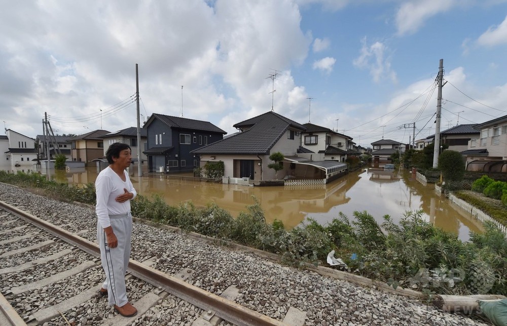 茨城県常総市の水害被災地、安倍首相が視察 写真33枚 国際ニュース:AFPBB News 茨城県常総市の水害被災地、安倍首相が視察 写真33枚 国際ニュース:AFPBB News