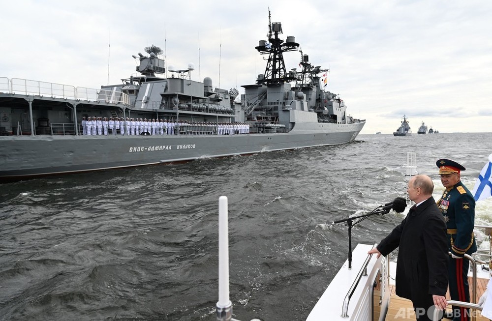 ロシアで水上軍事パレード プーチン氏、海軍の攻撃力アピール