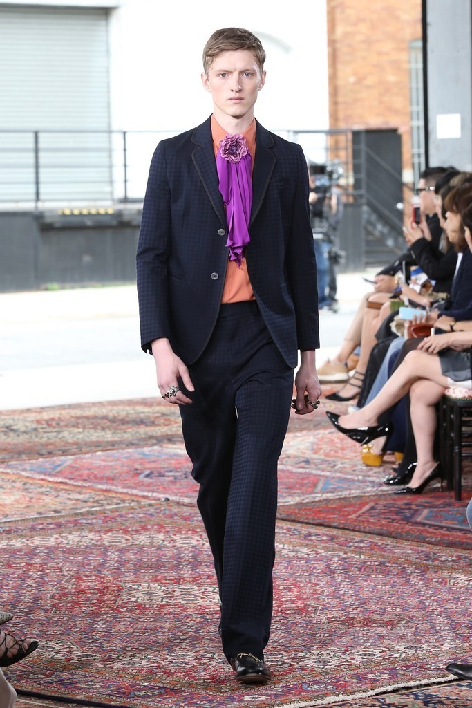 エキセントリックなパターンをレトロに、「グッチ」16年クルーズ