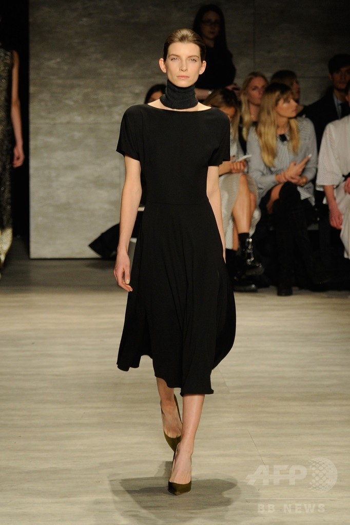 足元はサラ・ジェシカの「SJP」シューズ、「トーメ」15/16年秋冬