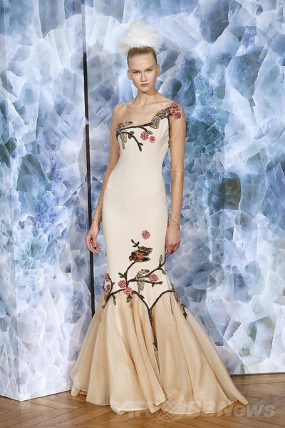 マスキュリンな要素を加えたドレススタイル、「アレクシ・マビーユ」14/15年秋冬オートクチュール