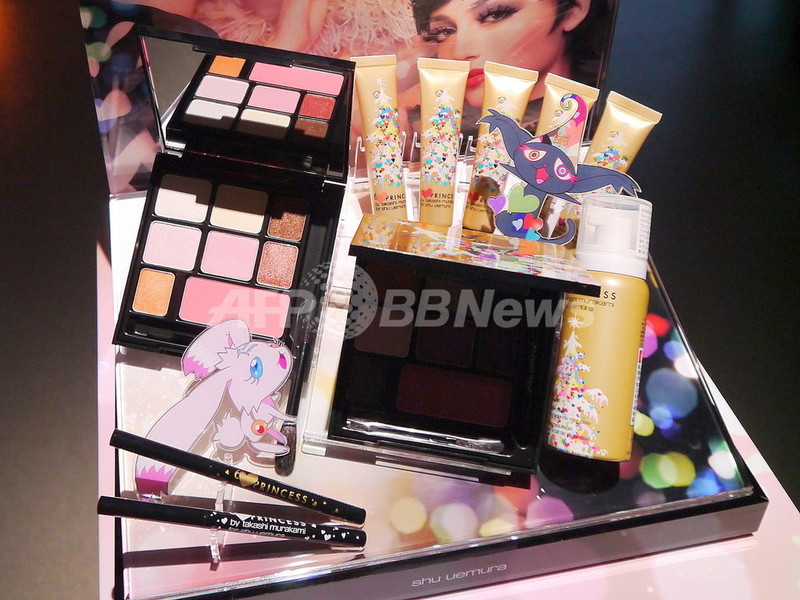 「シュウ ウエムラ」×村上隆、クリスマスコレクション発表イベント開催