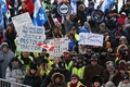 カナダ首都オタワで、連邦議会議事堂前で「国連移民協定」に抗議する人々（2018年12月8日撮影）。(c)Lars Hagberg / AFP