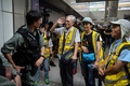 香港・東涌で、機動隊に敬礼する85歳の「ウォンおじいさん」（中央、2019年9月7日撮影）。(c)VIVEK PRAKASH / AFP
