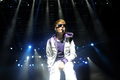 カナダ人アイドル、ジャスティン・ビーバー（Justin Bieber、17）が19日、ベネズエラの首都カラカス（Caracas）で初のコンサートを行い、南米ツアーを締めくくった。写真は、パフォーマンスを披露するビーバー（2011年10月19日撮影）。(c)AFP/Leo RAMIREZ