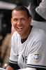 ボルティモア・オリオールズ（Baltimore Orioles）対ニューヨーク・ヤンキース（New York Yankees）。試合はヤンキースが4-0で勝利し、連敗を5で止めた。写真はダッグアウトで笑顔を見せるヤンキースのアレックス・ロドリゲス（Alex Rodriguez）。（2009年5月8日撮影）(c)AFP/Getty Images/Mitchell Layton