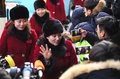 韓国・麟蹄の五輪施設に到着した北朝鮮の応援団員ら（2018年2月7日撮影）。(c)AFP PHOTO / JUNG Yeon-Je
