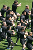 試合前に伝統の「ハカ（%%Haka%%）」を踊るオールブラックスの選手たち。(c)AFP/MICHEL GANGNE