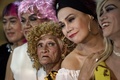 フィリピン・マニラのゲイたちのグループ「ゴールデン・ゲイ」のショーに出演する82歳のアル・エンリケスさん（中央、2018年7月16日撮影）。(c)AFP PHOTO / NOEL CELIS