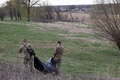 ウクライナ東部ハルキウ州シニハ村で、ロシア兵の遺体を運ぶウクライナの部隊（2023年4月8日撮影）。(c)Sergiy KOZLOV / AFP