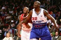 第55回NBAオールスターゲームでプレーするコービー・ブライアントとシャキール・オニール（2006年2月19日撮影）(c)AFP/Getty Images/Lisa Blumenfeld