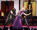 オランダのロッテルダム（Rotterdam）でパフォーマンスを披露する、オーストラリア人歌手のカイリー・ミノーグ（Kylie Minogue、中、2008年6月23日撮影）。(c)AFP/ANP/SANDER KONING