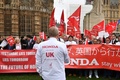 英議会議事堂のあるロンドンのウェストミンスター宮殿前で、ホンダに工場閉鎖を撤回させるよう英政府に要請するデモを行うホンダ従業員ら（2019年3月6日撮影）。(c)Ben STANSALL / AFP
