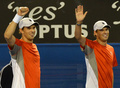 全豪オープンテニス（Australian Open Tennis Tournament 2013）は26日、男子ダブルス決勝が行われ、大会第1シードのボブ・ブライアン（Bob Bryan）/マイク・ブライアン（Mike Bryan、米国）組が6-3、6-4でロビン・ハーセ（Robin Haase）/イゴール・シスリング（Igor Sijsling、オランダ）組を下し、優勝を飾った。

優勝を決めファンの声援に応えるボブ・ブライアン（Bob Bryan、左）とマイク・ブライアン（Mike Bryan、2013年1月26日撮影）。(c)AFP/PAUL CROCK