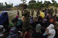 バングラデシュのグンダムに近いバルカリ難民キャンプで、バングラデシュ軍による食料配給を待つロヒンギャの人々（2017年9月26日撮影）。(c)AFP/DOMINIQUE FAGET