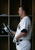 ベンチでバットを持つホワイトソックスのジム・トーミ（%%Jim Thome%%）。(c)AFP/Getty Images Jonathan Daniel