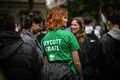 仏リヨン政治学院で、対イスラエル・ボイコットを示すTシャツを着た学生（2024年4月30日撮影）。(c)OLIVIER CHASSIGNOLE / AFP
