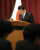 首相官邸での年頭の記者会見を終え一礼する麻生太郎（Taro Aso）首相（2009年1月4日撮影）。(c)AFP/TOSHIFUMI KITAMURA