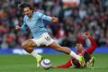 リバプール敗戦で優勝へ足踏み、サウサンプトンは史上最速で降格 24-25イングランド・プレミアリーグ第31節、マンチェスター・ユナイテッド対マンチェスター・シティ。ボールを競るマンチェスター・ユナイテッドのカゼミーロ(右)とマンチェスター・シティのジャック・グリーリッシュ(2025年4月6日撮影)。(c)Darren Staples / AFP