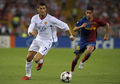 サッカー欧州チャンピオンズリーグ2008-09（UEFA Champions League 2008-09）決勝、FCバルセロナ（FC Barcelona）対マンチェスター・ユナイテッド（Manchester United）。試合はFCバルセロナが2-0で勝利し、3シーズンぶり3度目の優勝を果たした。写真はFCバルセロナのシウヴィーニョ（Silvinho）を振り切るマンチェスター・ユナイテッドのクリスティアーノ・ロナウド（Cristiano Ronaldo、左）。（2009年5月27日撮影）(c)AFP/LLUIS GENE