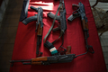 シリア北部マレア（Marea）で撮影された反体制派が使用するカラシニコフ自動小銃（AK-47）。バース党（Baath Party）政権以前のシリア国旗が付けられたものも手前に写っている（2012年8月22日撮影）。(c)AFP/PHIL MOORE