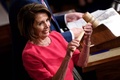 米首都ワシントンの連邦議会議事堂で、小づちを掲げるナンシー・ペロシ下院議長（2019年1月3日撮影）。(c)Brendan Smialowski / AFP