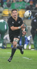 パスを出すオールブラックスのリッチー・マッコウ（%%Richie McCaw%%）。（2008年6月7日撮影）(c)AFP/Brendon O’HAGAN