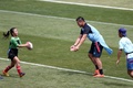 2019年ラグビーW杯日本大会の会場の一つ、釜石鵜住居復興スタジアムの開場イベントに登場したヤマハ発動機の五郎丸歩（中央、2018年8月19日撮影）。(c)AFP/Behrouz MEHRI