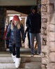 フランス・バルディゼール（Val d&apos;Isere）を歩くリンゼイ・ボン（Lindsey Vonn、左）とタイガー・ウッズ（Tiger Woods、2013年12月20日撮影）。(c)AFP/FRANCK FIFE