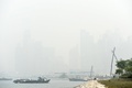 煙害による大気汚染が深刻化しているシンガポールで、厚い煙に覆われたビジネス街（2015年9月24日撮影）。(c)AFP/STEFANUS IAN