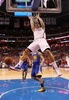 13-14NBAプレーオフ1回戦（7回戦制）、ロサンゼルス・クリッパーズ（Los Angeles Clippers）対ゴールデンステイト・ウォリアーズ（Golden State Warriors）第7戦。ダンクシュートを決めるロサンゼルス・クリッパーズのブレイク・グリフィン（Blake Griffin、2014年5月3日撮影）。(c)AFP/Getty Images/Stephen Dunn