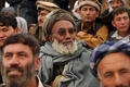 アフガニスタン北部バルフ（Balkh）州マザリシャリフ（Mazar-i-Sharif）で22日、新年行事の一環としてラクダを闘わせる催しが行われた。写真は、闘いを見つめる群衆（2010年3月22日撮影）。(c)AFP/SHAH Marai