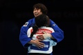世界柔道選手権、女子63キロ級の決勝後、抱き合う田代未来（左）とクラリス・アグベニュー（2019年8月28日撮影）。(c)CHARLY TRIBALLEAU / AFP