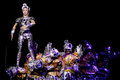 写真は7日、パフォーマンスを披露する同グループ。(c)AFP/MUSTAFA OZER
