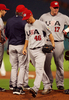 第2回ワールド・ベースボール・クラシック（%%2009 World Baseball Classic%%）2次ラウンド2組1位決定戦、ベネズエラ戦に先発し、7安打6失点を喫し1回2／3で降板する米国のジェレミー・ガスリー（%%Jeremy Guthrie%%、中央）。（2009年3月18日撮影）(c)AFP/Getty Images/Doug Benc