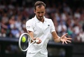 テニス、ウィンブルドン選手権、男子シングルス準々決勝。リターンを打つダニール・メドベージェフ（2024年7月9日撮影）。(c)HENRY NICHOLLS / AFP
