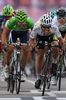 2011ツール・ド・フランス（2011 Tour de France）、第5ステージ（カルエクスからカプ・フレエル、164.5キロメートル）。モビスター・チーム（Movistar Team）のホセホアキン・ロハス（Jose Joaquin Rojas Gil、スペイン）とのスプリント勝負を制すHTCハイロード（HTC-Highroad）のマーク・カヴェンディッシュ（Mark Cavendish、英国、右、2011年7月6日撮影）。(c)AFP/PASCAL PAVANI