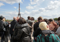 仏パリ（Paris）のトロカデロ（Trocadero）広場で、エッフェル塔（Eiffel Tower）を背に「キスイン」を行う人びと（2010年5月16日撮影）。(c)AFP/JACQUES DEMARTHON