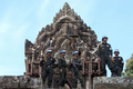 カンボジア・タイ国境沿いのヒンズー教寺院遺跡「プレアビヒア寺院（Preah Vihear Temple）」を警備するカンボジアの警備隊員ら（2008年7月21日撮影）。(c)AFP/TANG CHHIN SOTHY