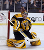 ショットをセーブするブルーインズのティム・トーマス（%%Tim Thomas%%）。（2008年4月19日撮影）(c)AFP/Getty Images/Elsa