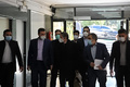 イラン首都テヘランで、アリアクバル・サレヒ原子力庁長官との会談会場に到着した国際原子力機関（IAEA）のラファエル・グロッシ事務局長（中央）。イラン原子力庁提供（2021年2月21日公開）。(c)AFP PHOTO / HO / ATOMIC ENERGY ORGANIZATION OF IRAN