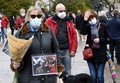 フランス・リールで、殺害された歴史教師のサミュエル・パティさんを追悼するため集まった人（2020年10月18日撮影）。(c)FRANCOIS LO PRESTI / AFP