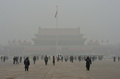北京（Beijing）市内は30日もスモッグが垂れ込める1日となった。北京市当局は同日、スモッグへの緊急対策を実施するとともに、住民に屋内にとどまるよう呼びかけた。

写真は天安門広場（Tiananmen Square）を歩く人々（2013年1月30日撮影）。(c)AFP/Mark RALSTON