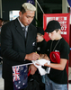 サインに応じるオールブラックスのジェリー・コリンズ（%%Jerry Collins%%）。(c)AFP/PATRICK VALASSERIS