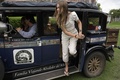車から降りるパロマ・サップさん。アルゼンチン・グアレグアイチュで（2022年3月10日撮影）。(c)JUAN MABROMATA / AFP