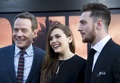 米ハリウッド（Hollywood）で開催の映画『GODZILLA』のプレミア上映会に出席したキャストの（左から）ブライアン・クランストン（Bryan Cranston）、エリザベス・オルセン（Elizabeth Olsen）、アーロン・テイラー・ジョンソン（Aaron Taylor-Johnson、2014年5月8日撮影）。(c)AFP/ROBYN BECK