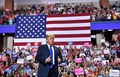 米ミシシッピ州サウスヘイブンで開かれた選挙集会の会場に到着したドナルド・トランプ大統領（2018年10月2日撮影）。(c)AFP PHOTO / MANDEL NGAN