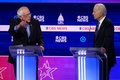 米サウスカロライナ州チャールストンで行われた民主党候補者討論会に参加するバーニー・サンダース氏（左）とジョー・バイデン氏（2020年2月25日撮影）。(c)JIM WATSON / AFP